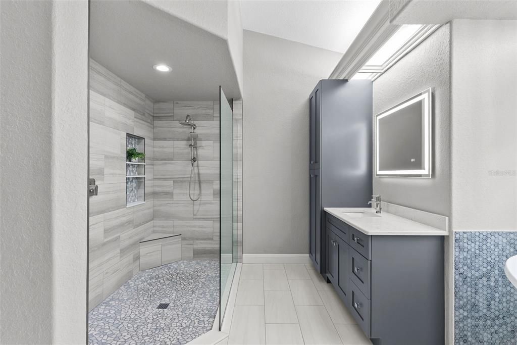 Activo con contrato: $859,900 (4 camas, 2 baños, 2680 Pies cuadrados)