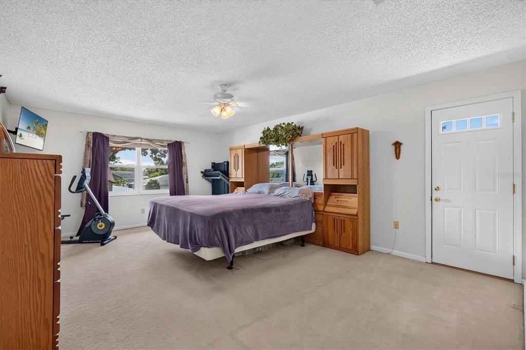 En Venta: $649,000 (4 camas, 3 baños, 2728 Pies cuadrados)