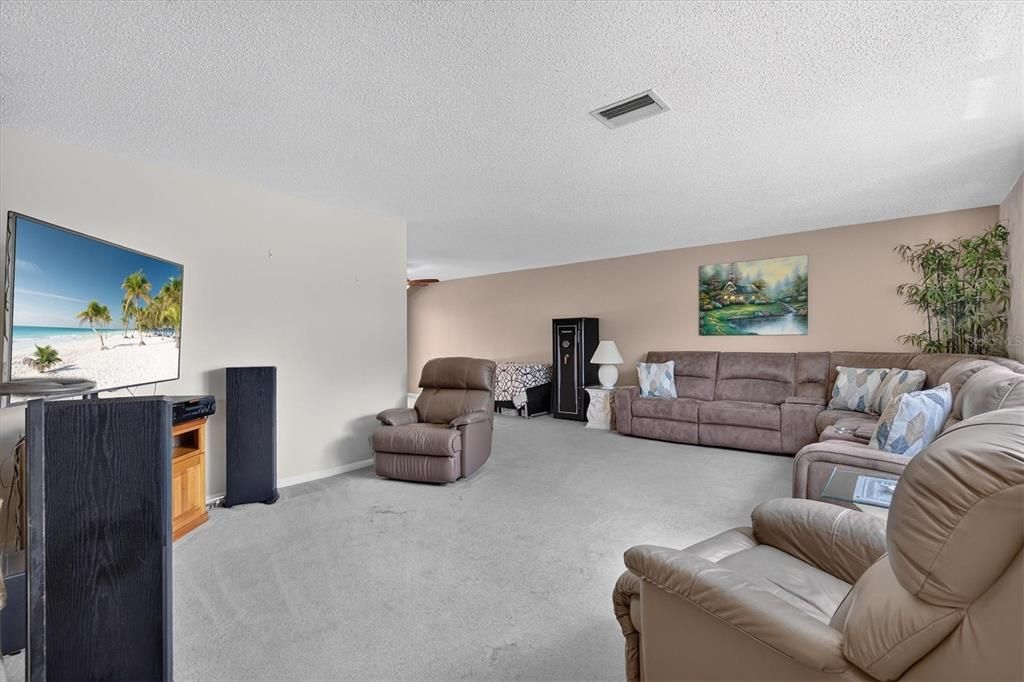 En Venta: $649,000 (4 camas, 3 baños, 2728 Pies cuadrados)