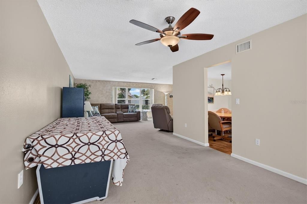 En Venta: $649,000 (4 camas, 3 baños, 2728 Pies cuadrados)