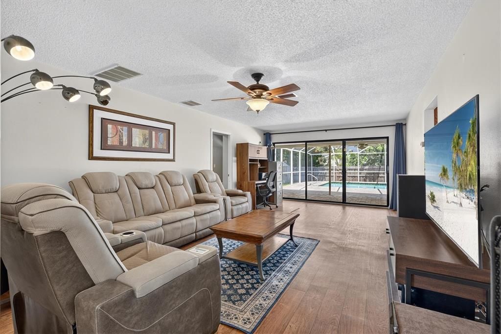 En Venta: $649,000 (4 camas, 3 baños, 2728 Pies cuadrados)