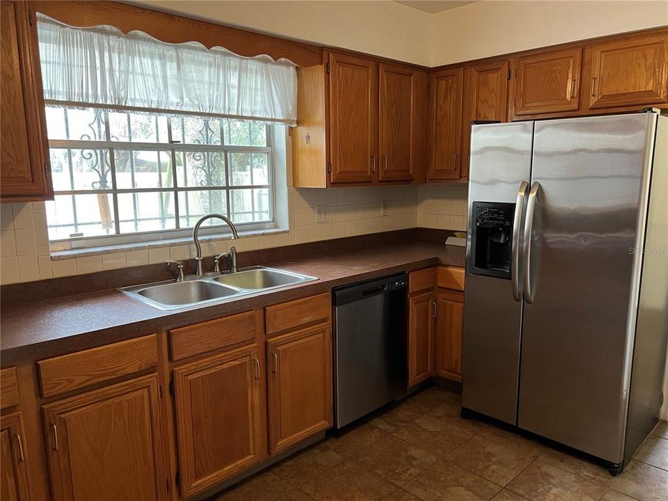 For Rent: $2,200 (3 beds, 2 baths, 1734 Square Feet)
