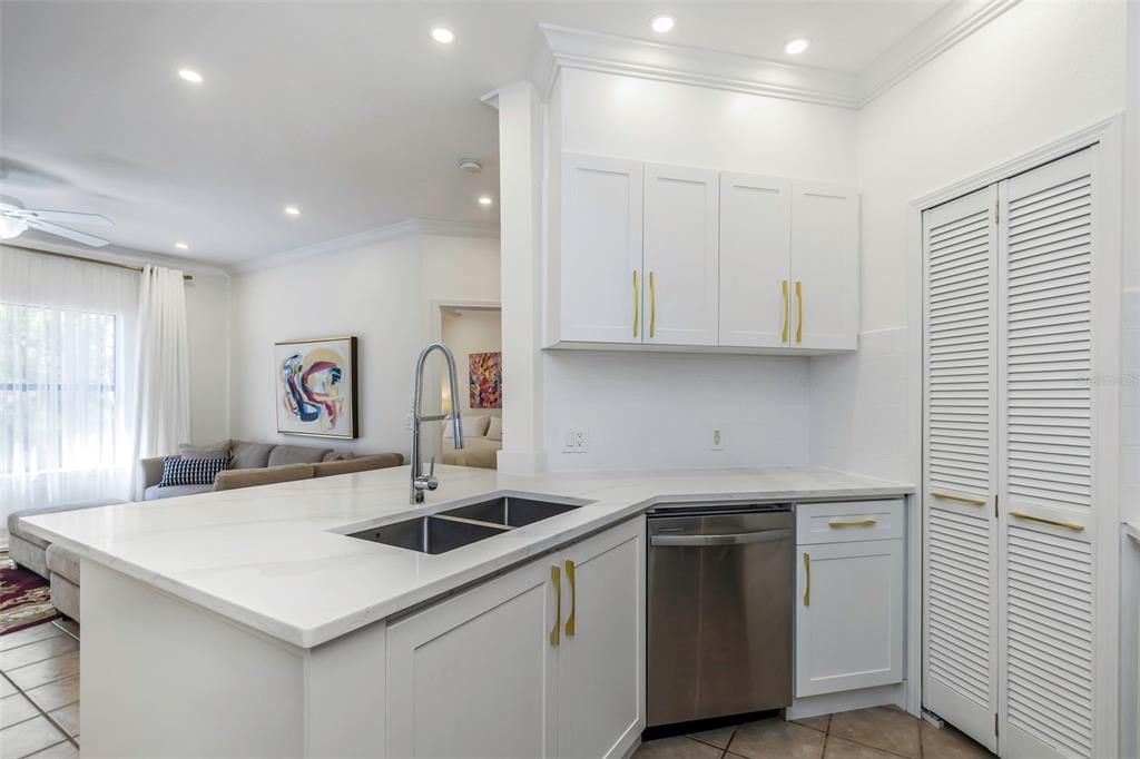 For Rent: $2,050 (2 beds, 2 baths, 1030 Square Feet)