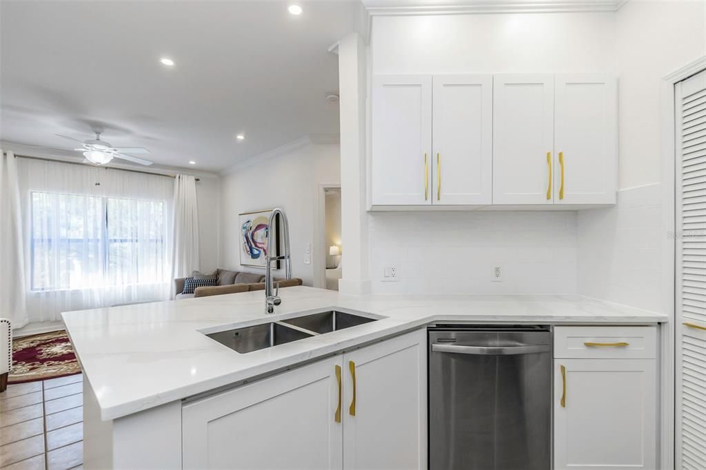 For Rent: $2,050 (2 beds, 2 baths, 1030 Square Feet)