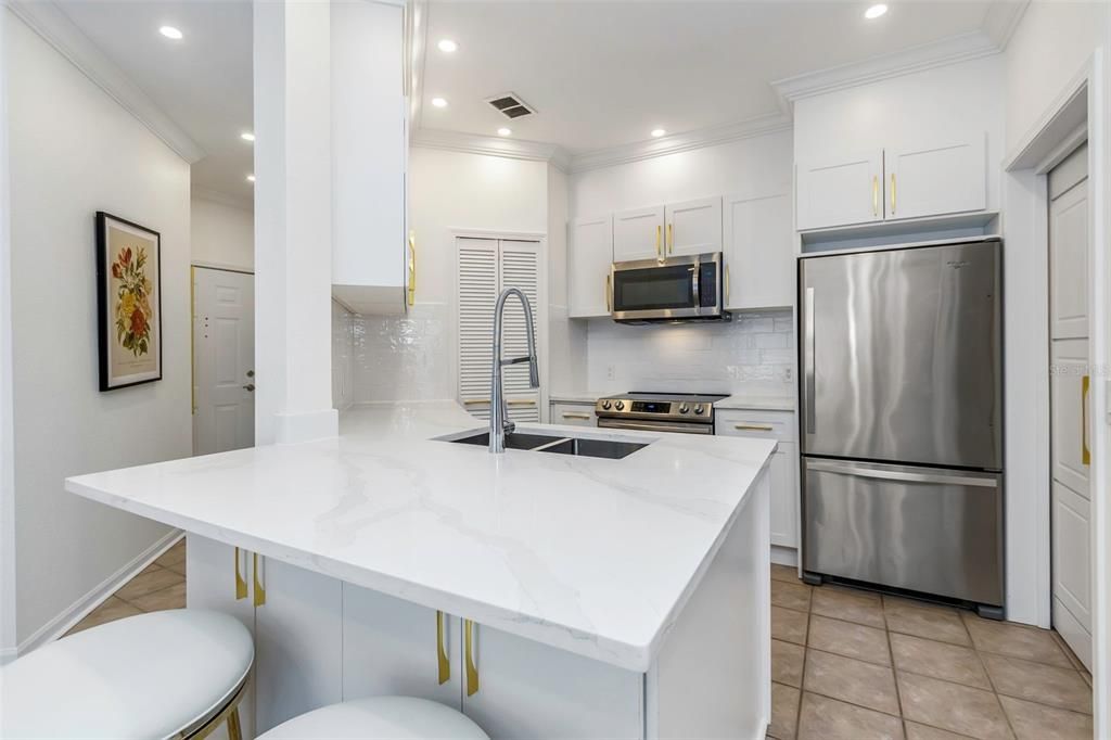 For Rent: $2,050 (2 beds, 2 baths, 1030 Square Feet)