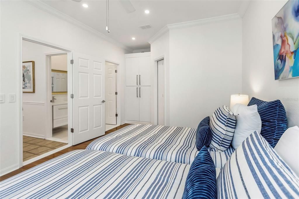 For Rent: $2,050 (2 beds, 2 baths, 1030 Square Feet)