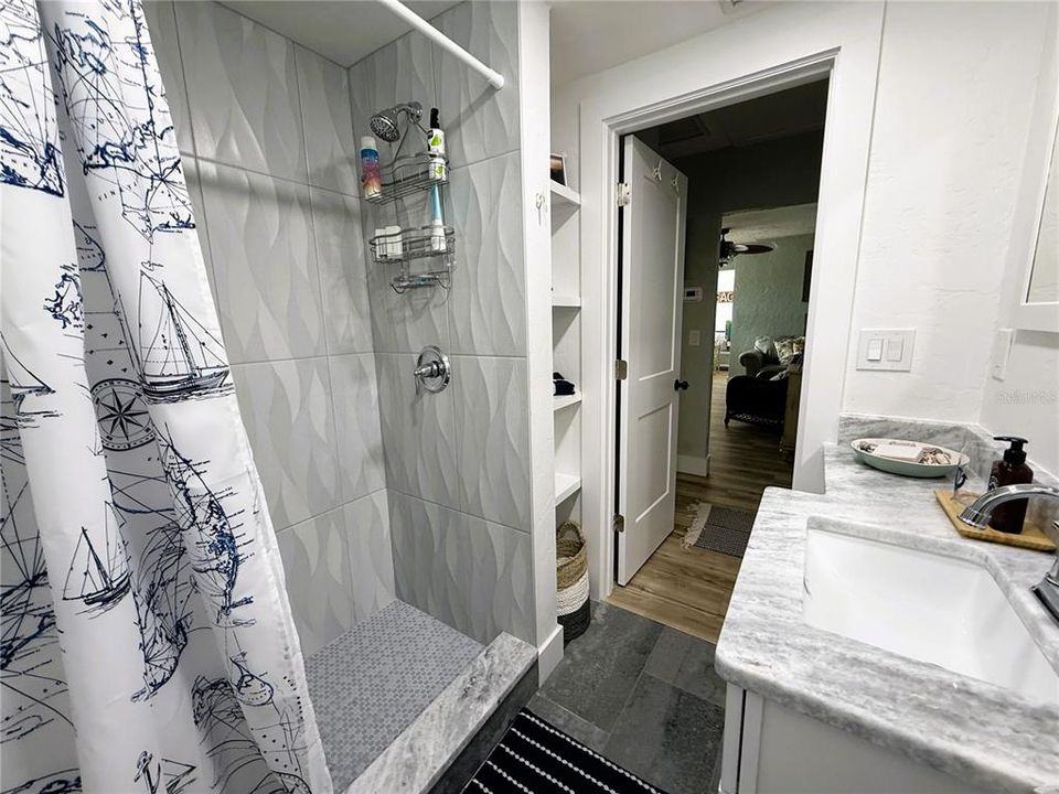For Rent: $2,500 (3 beds, 1 baths, 971 Square Feet)