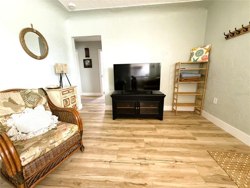 For Rent: $2,500 (3 beds, 1 baths, 971 Square Feet)