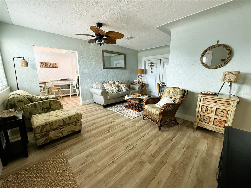 For Rent: $2,500 (3 beds, 1 baths, 971 Square Feet)