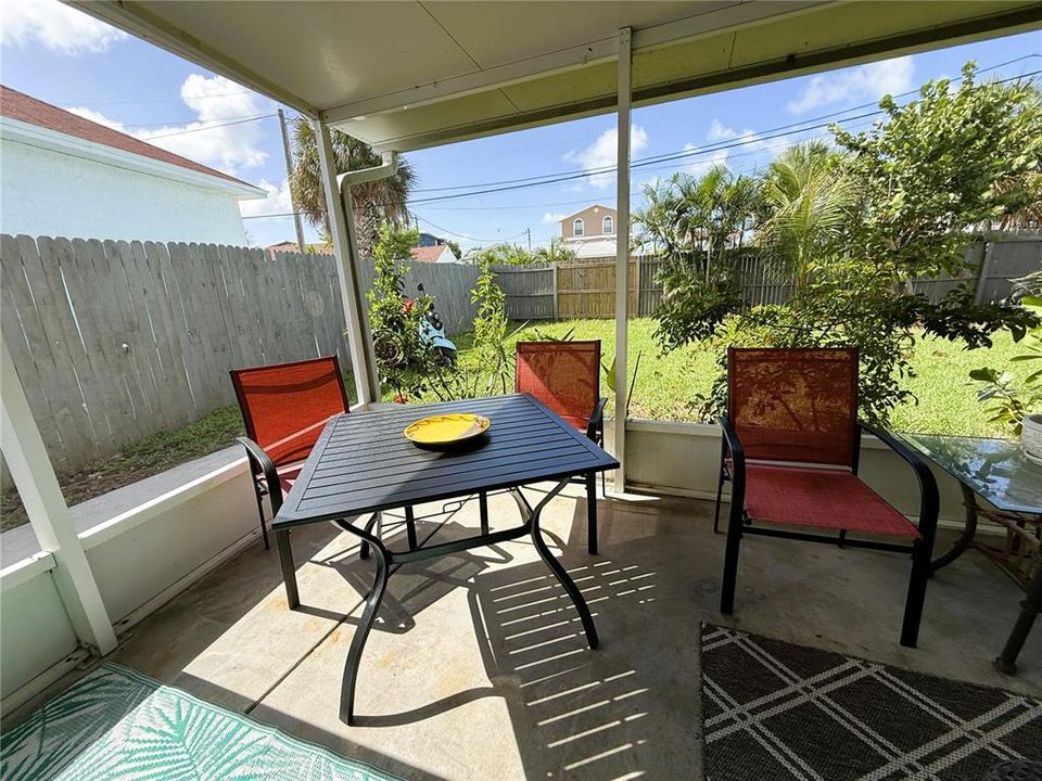 For Rent: $2,500 (3 beds, 1 baths, 971 Square Feet)
