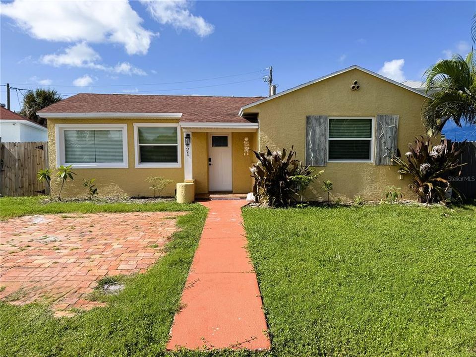 For Rent: $2,500 (3 beds, 1 baths, 971 Square Feet)