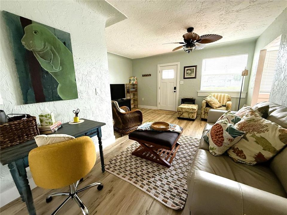 For Rent: $2,500 (3 beds, 1 baths, 971 Square Feet)