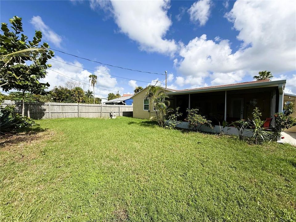 For Rent: $2,500 (3 beds, 1 baths, 971 Square Feet)