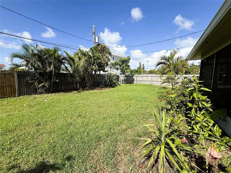 For Rent: $2,500 (3 beds, 1 baths, 971 Square Feet)
