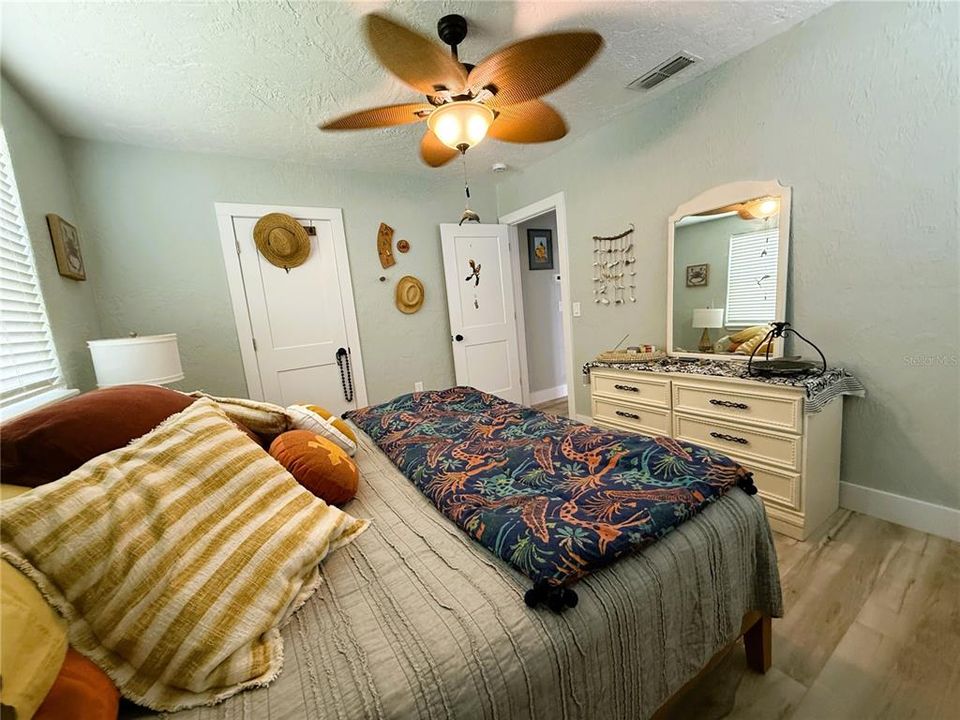 For Rent: $2,500 (3 beds, 1 baths, 971 Square Feet)