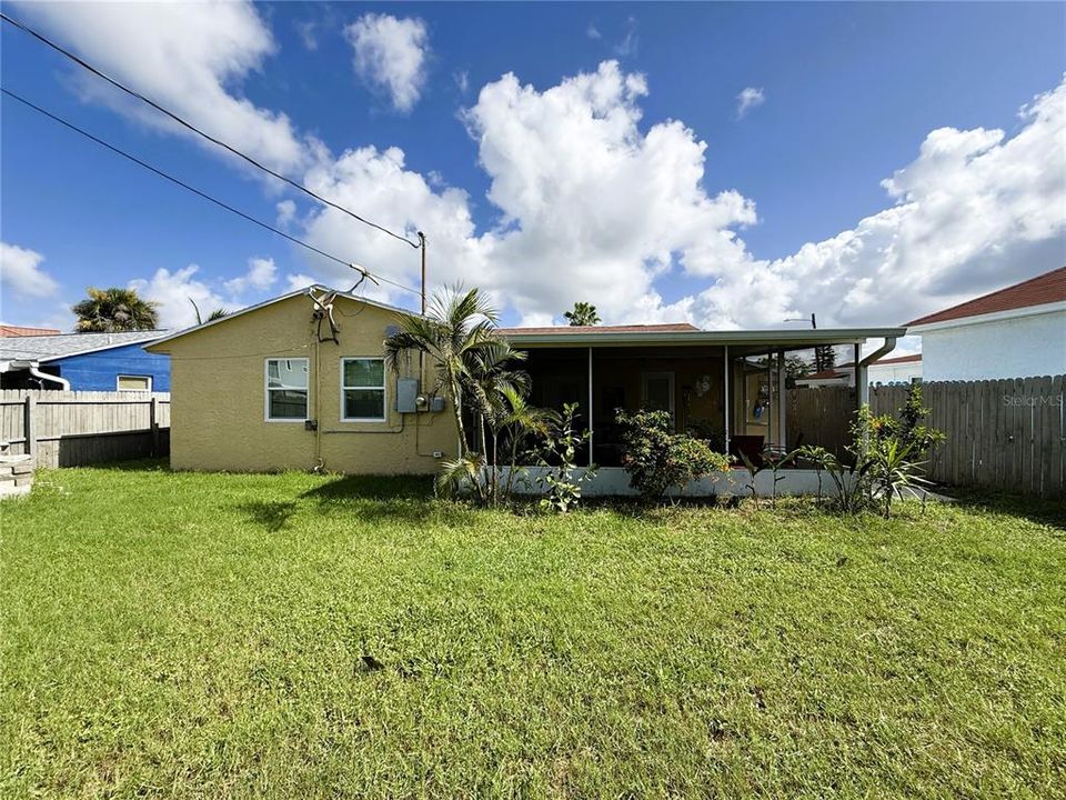 For Rent: $2,500 (3 beds, 1 baths, 971 Square Feet)
