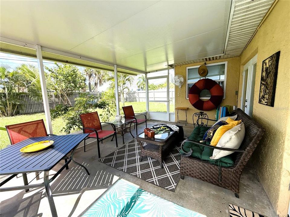 For Rent: $2,500 (3 beds, 1 baths, 971 Square Feet)