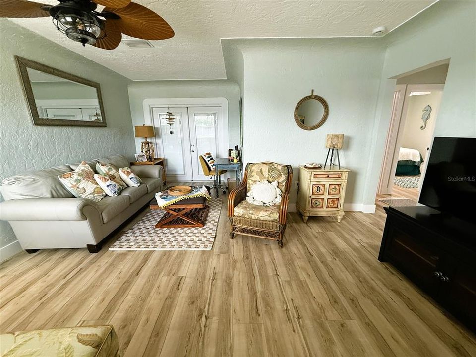 For Rent: $2,500 (3 beds, 1 baths, 971 Square Feet)