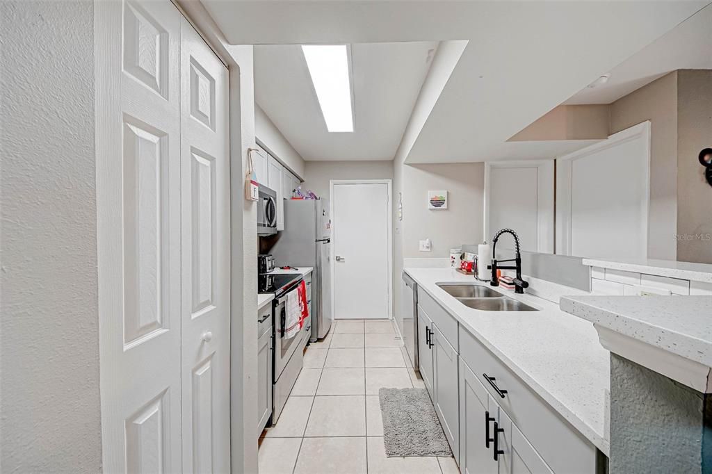 For Rent: $1,650 (2 beds, 2 baths, 937 Square Feet)