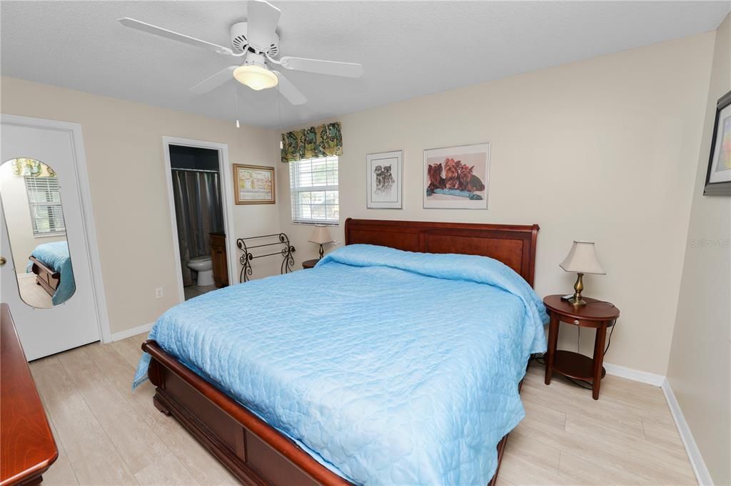 For Sale: $215,000 (2 beds, 2 baths, 1249 Square Feet)