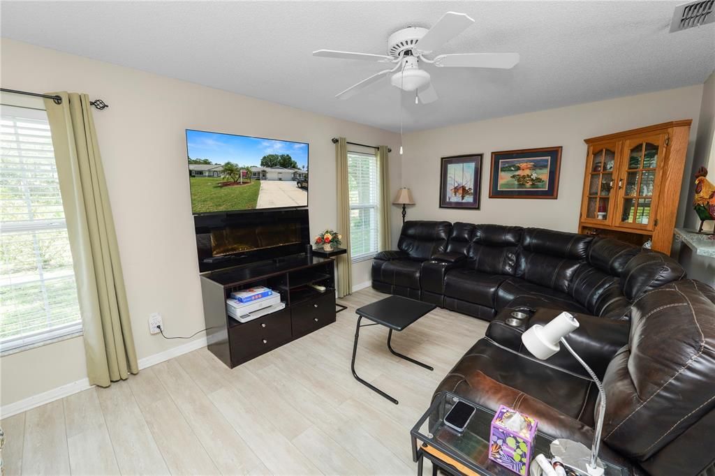 For Sale: $215,000 (2 beds, 2 baths, 1249 Square Feet)