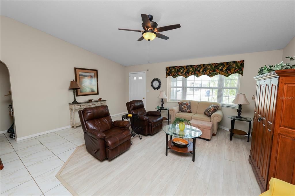 For Sale: $215,000 (2 beds, 2 baths, 1249 Square Feet)