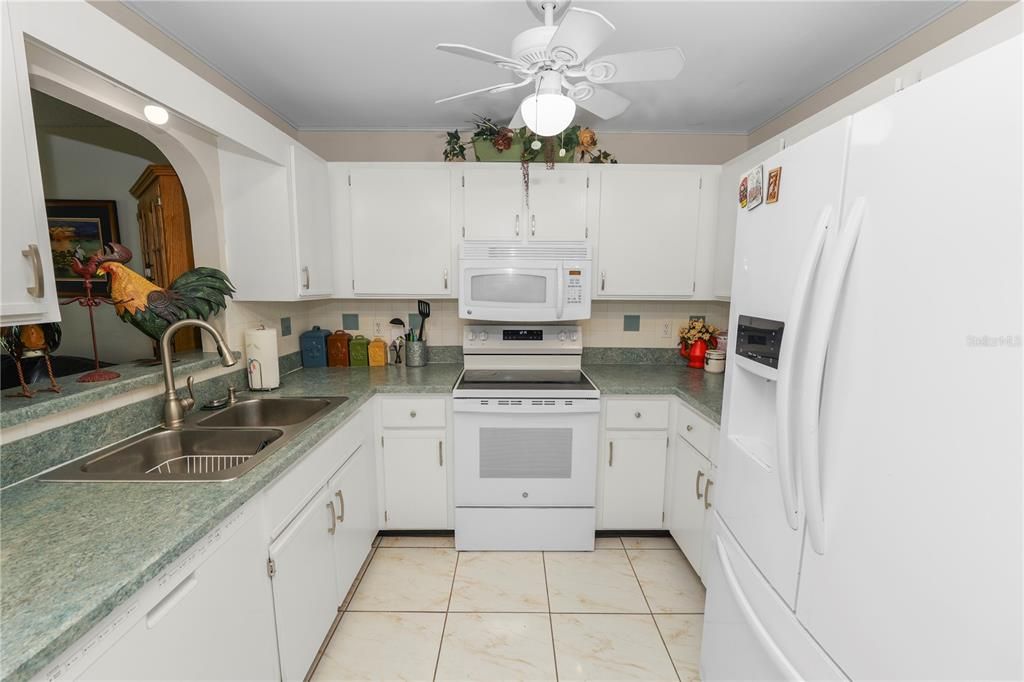 For Sale: $215,000 (2 beds, 2 baths, 1249 Square Feet)