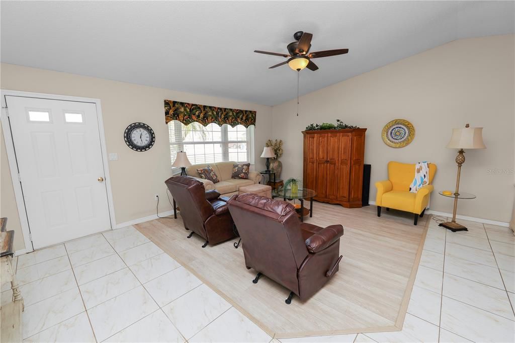 For Sale: $215,000 (2 beds, 2 baths, 1249 Square Feet)
