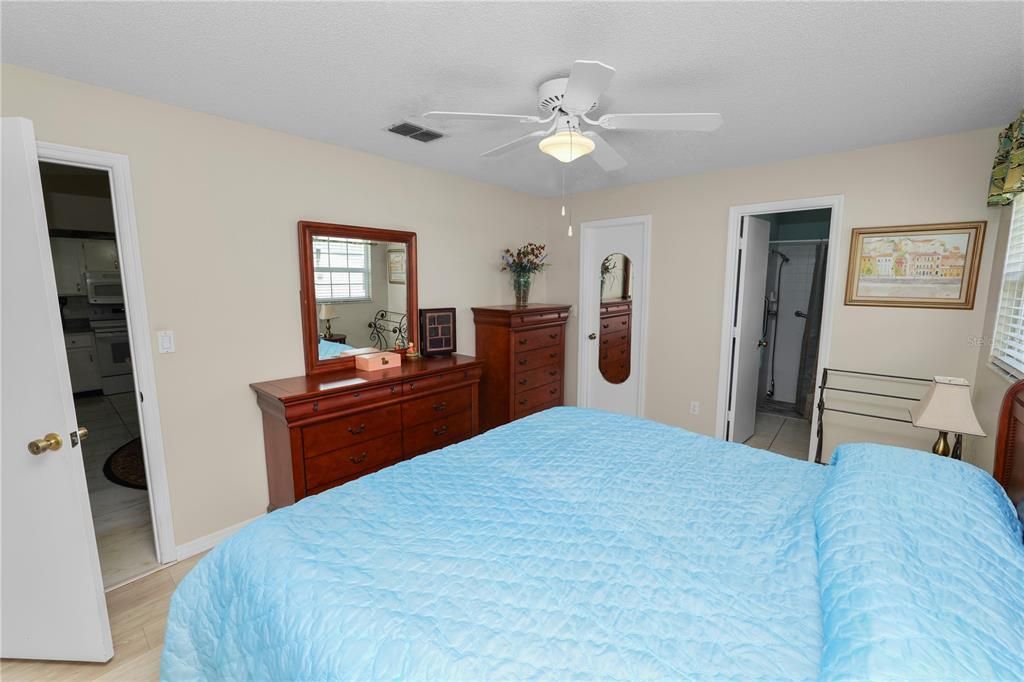 For Sale: $215,000 (2 beds, 2 baths, 1249 Square Feet)