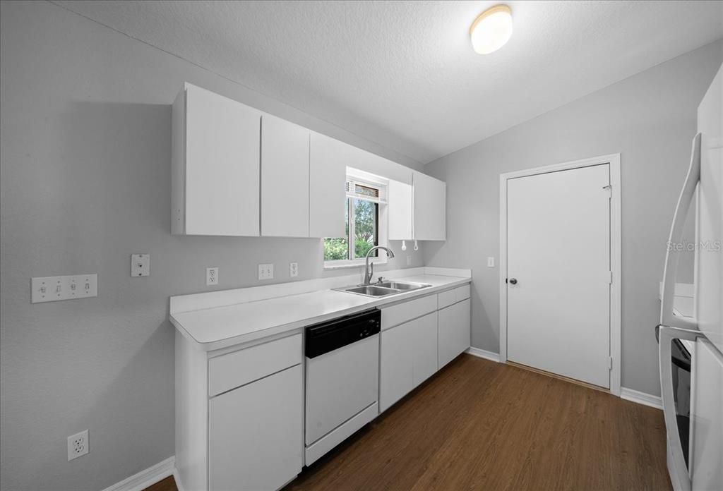 For Sale: $179,000 (2 beds, 2 baths, 1008 Square Feet)