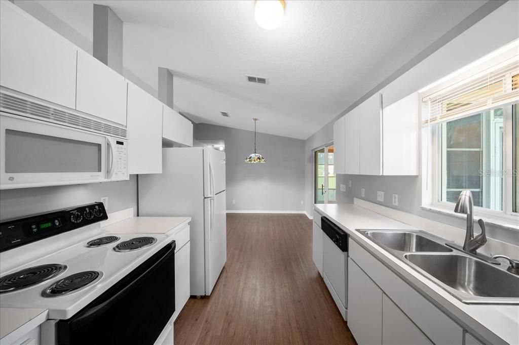 For Sale: $179,000 (2 beds, 2 baths, 1008 Square Feet)