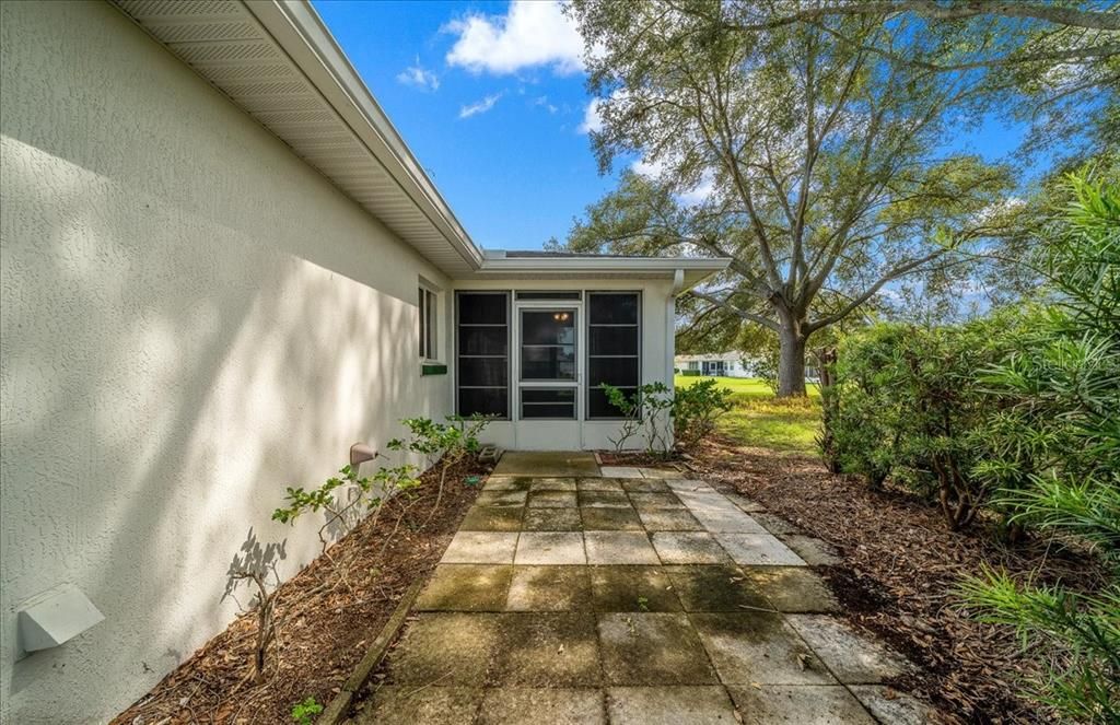 For Sale: $179,000 (2 beds, 2 baths, 1008 Square Feet)