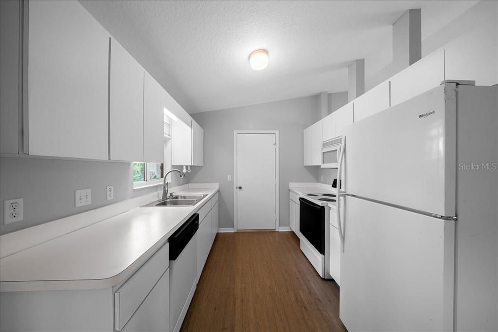 For Sale: $179,000 (2 beds, 2 baths, 1008 Square Feet)