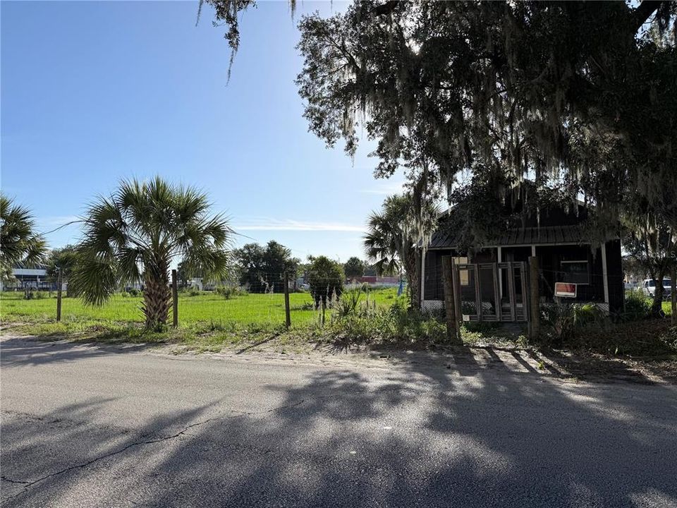 For Sale: $485,000 (1 beds, 1 baths, 732 Square Feet)