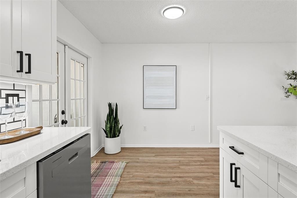 For Sale: $250,000 (2 beds, 1 baths, 1040 Square Feet)