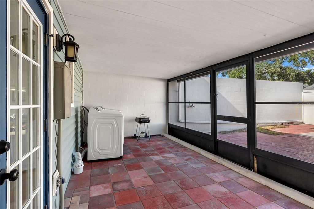 For Sale: $250,000 (2 beds, 1 baths, 1040 Square Feet)