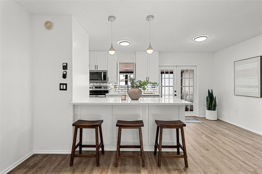 For Sale: $250,000 (2 beds, 1 baths, 1040 Square Feet)