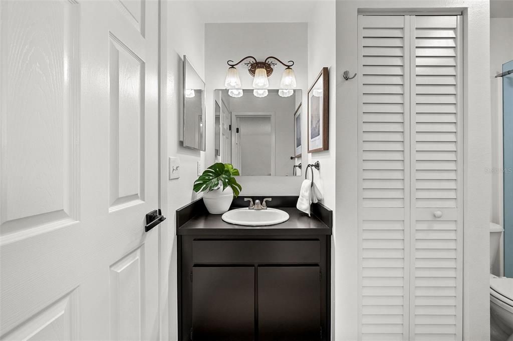 For Sale: $250,000 (2 beds, 1 baths, 1040 Square Feet)