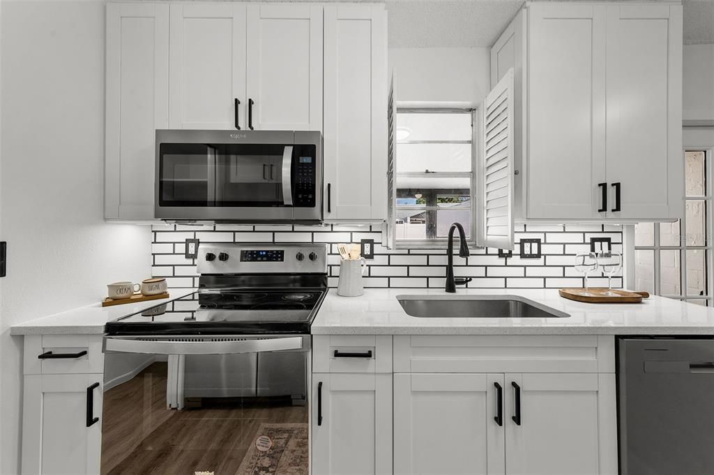 For Sale: $250,000 (2 beds, 1 baths, 1040 Square Feet)