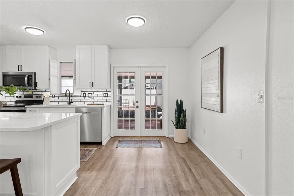 For Sale: $250,000 (2 beds, 1 baths, 1040 Square Feet)