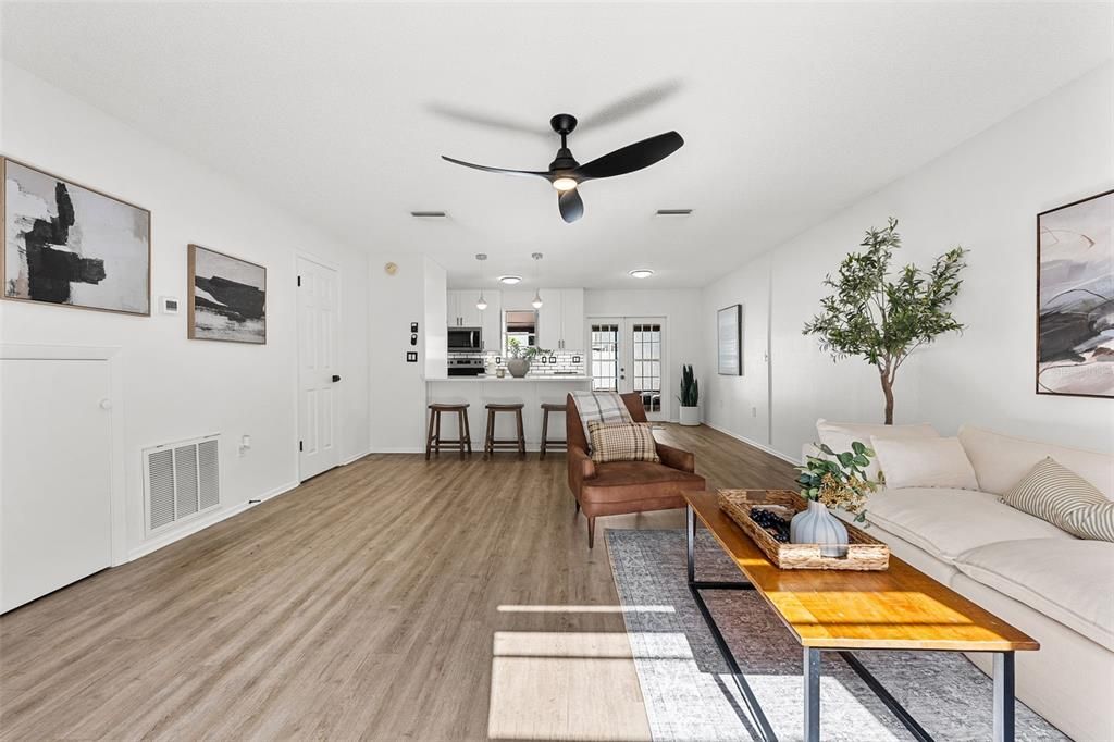 For Sale: $250,000 (2 beds, 1 baths, 1040 Square Feet)