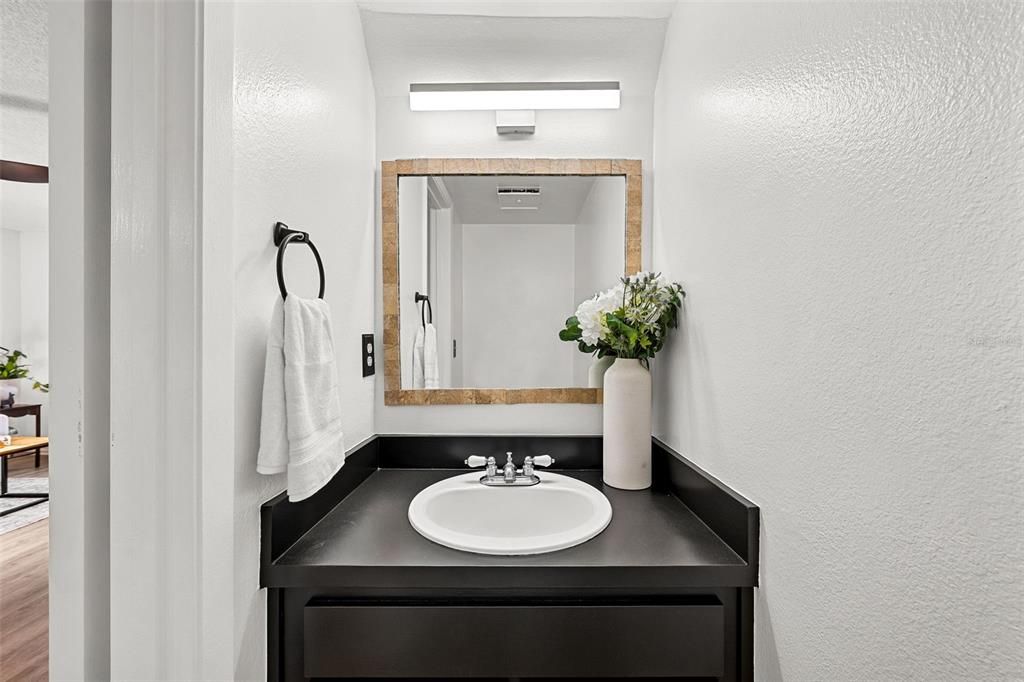 For Sale: $250,000 (2 beds, 1 baths, 1040 Square Feet)