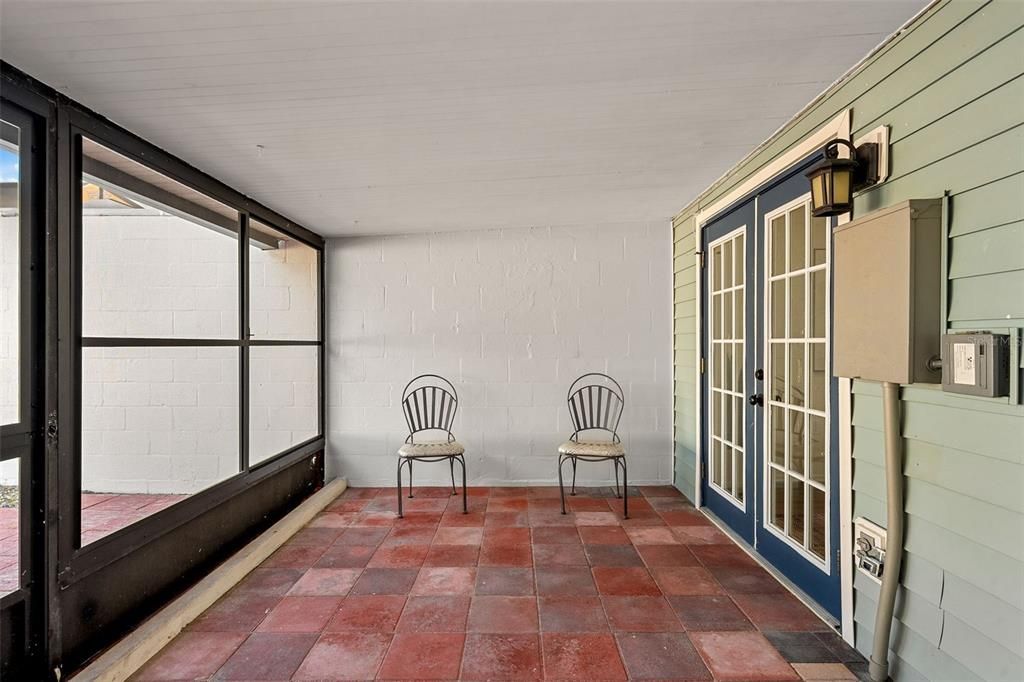 For Sale: $250,000 (2 beds, 1 baths, 1040 Square Feet)