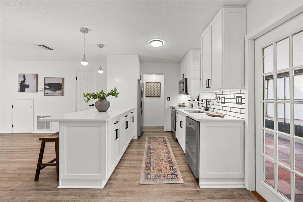 For Sale: $250,000 (2 beds, 1 baths, 1040 Square Feet)