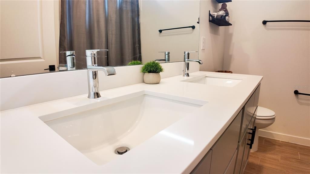 For Sale: $370,000 (4 beds, 2 baths, 1873 Square Feet)