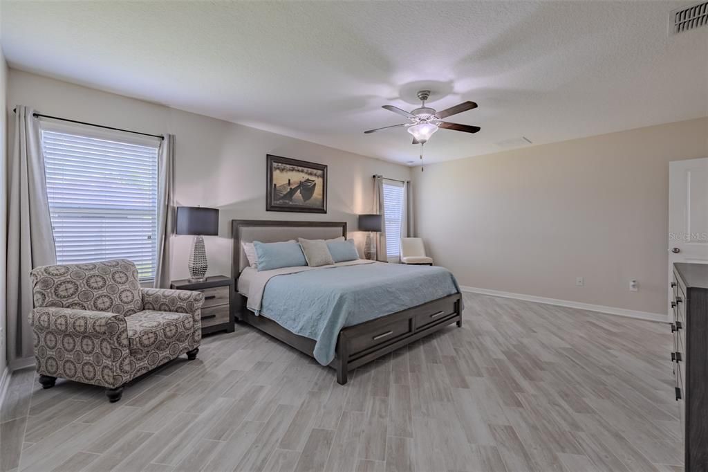 For Sale: $400,000 (5 beds, 2 baths, 2977 Square Feet)