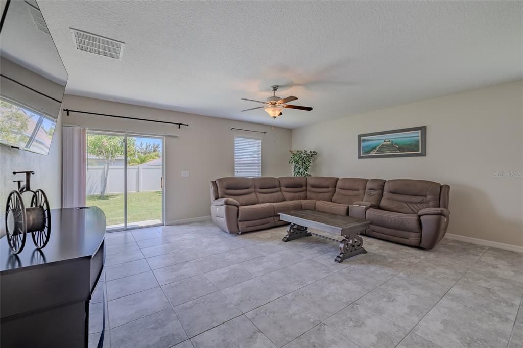 For Sale: $400,000 (5 beds, 2 baths, 2977 Square Feet)