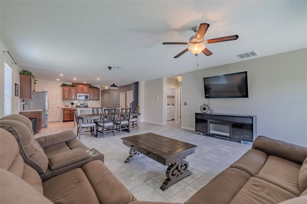 For Sale: $400,000 (5 beds, 2 baths, 2977 Square Feet)