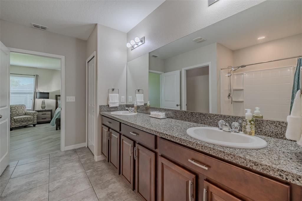 For Sale: $400,000 (5 beds, 2 baths, 2977 Square Feet)