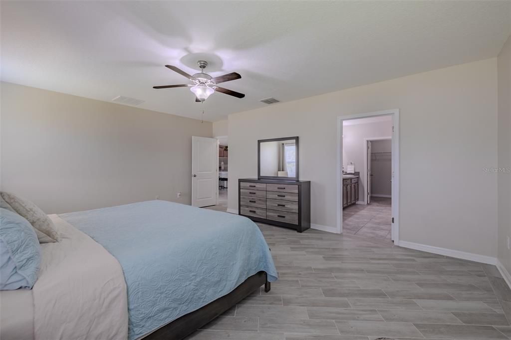 For Sale: $400,000 (5 beds, 2 baths, 2977 Square Feet)